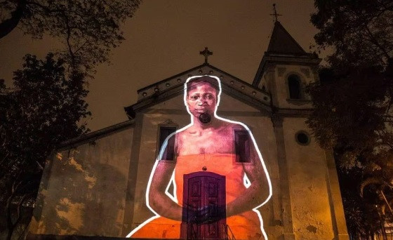 Imagem da líder quilombola Tereza de Benguela projetada na Igreja Rosário dos Homens Pretos da Penha, em São Paulo, construída por escravos negros.