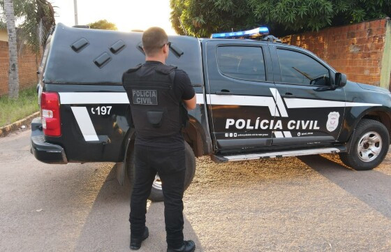 Viatura e policial da Polícia Civil