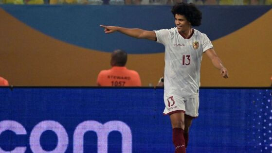 Eduard Bello comemora gol pela Venezuela sobre o Brasil nas eliminatórias sul-americanas para a Copa do Mundo, na Arena Pantanal