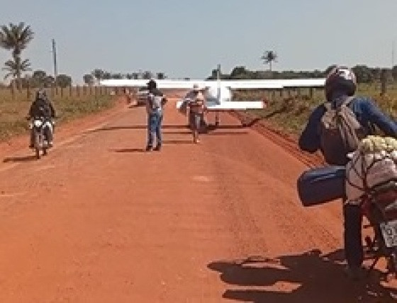 Pouso forçado, avião, águas claras