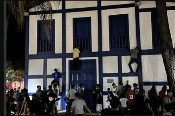 Pessoas escalaram igreja da cidade durante a caça ao tesouro