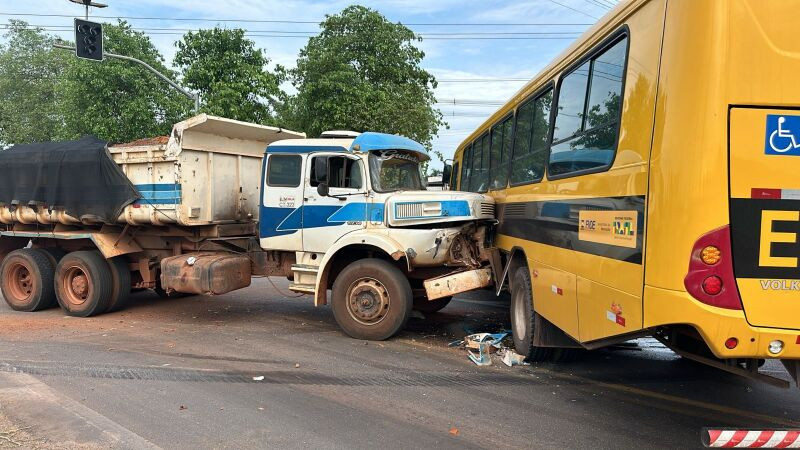 Motorista de ônibus escolar bate em carreta e fica gravemente