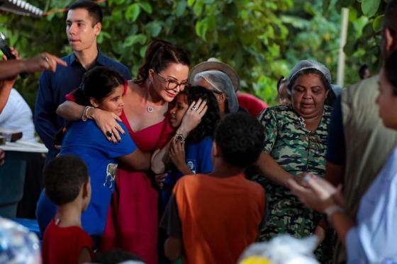 Primeira-dama Virginia Mendes entrega alimentos para instituição filantrópica do Pedra 90