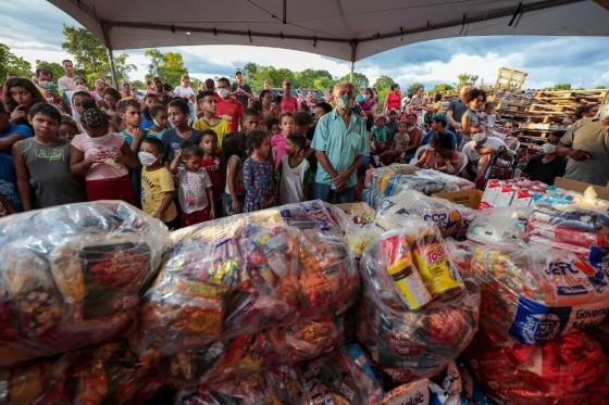 Primeira-dama Virginia Mendes entrega alimentos para instituição filantrópica no Pedra 90