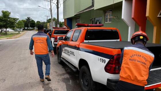 Quatro equipes da Defesa Civil prestam apoio às ações no município, em conjunto com as forças de Segurança