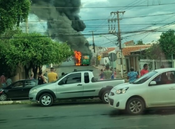 População se reúne para assistir veículo em chamas