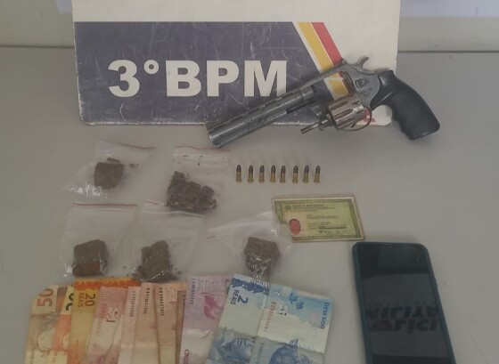 Itens apreendidos juntamente ao integrante do CV