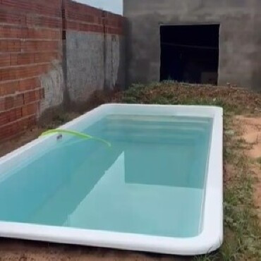 Casa com piscina no Brasil 21, invasão