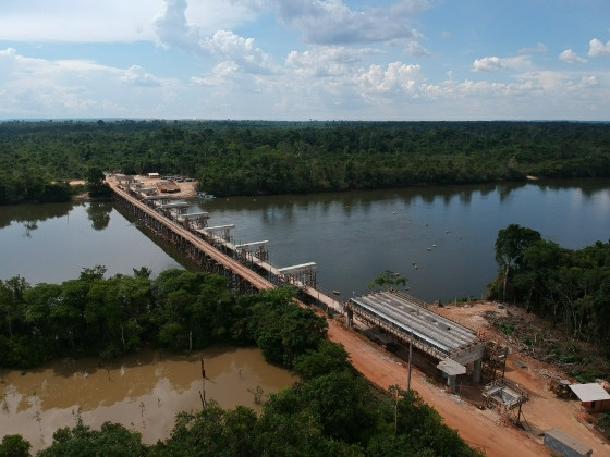 Obra de ponte sobre o Rio Arinos, que receberia a usina hidrelétrica