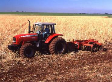 Trabalhador é atropelado por trator e morre em fazenda 