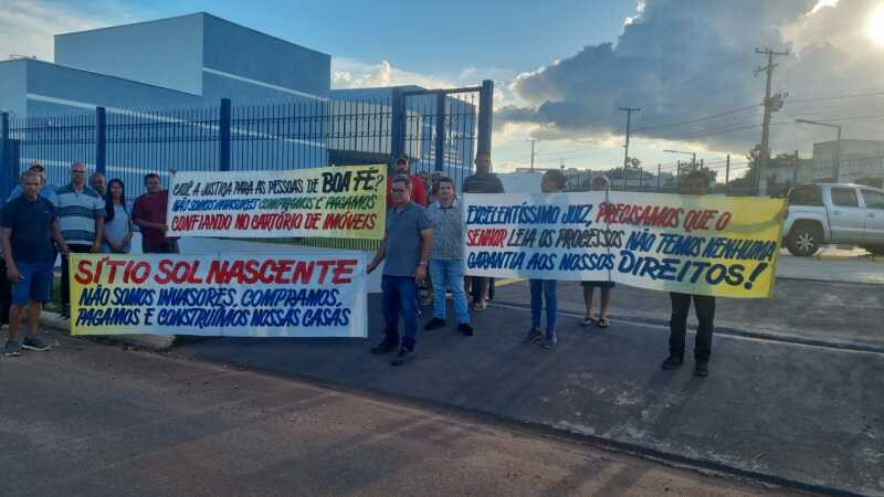 Famílias protestam em frente à Promotoria de Juscimeira contra reintegração de posse