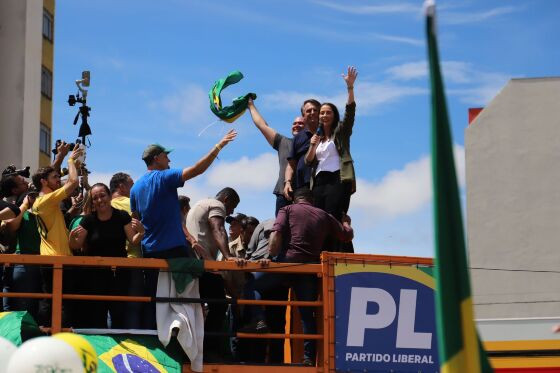 Amália Barros, Bolsonaro, comício, praça, 8 de abril