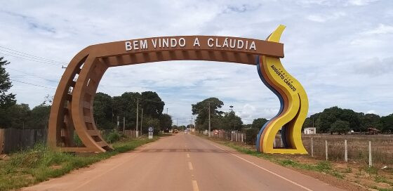 Portal na entrada da cidade de Cláudia