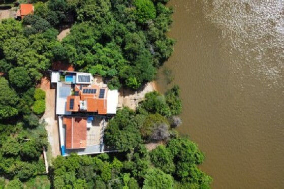 Fotografia aérea de uma construção às margens do rio Araguaia, em São Félix do Araguaia, registrada durante operação conjunta do MPF com o MPE e Sema