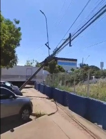 Poste derrubado por caminhão da Sefaz