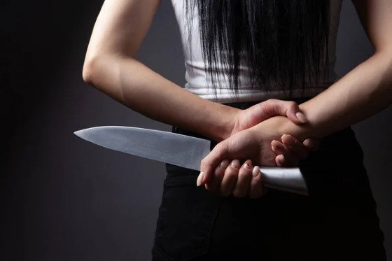 Mãe é acusada de esfaquear a própria filha durante discussão 