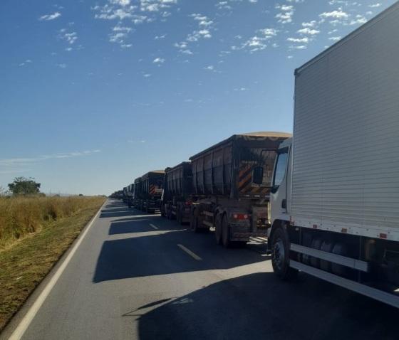 Caminhoneiro morre em acidente com duas carretas na BR-364