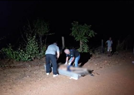 Homem é levado por encapuzados e morto com 20 tiros à beira de estrada