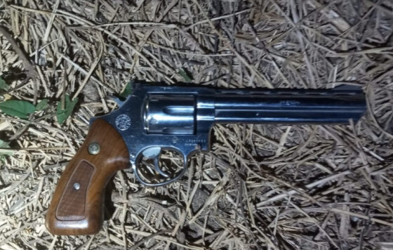 Revólver calibre .38, localizado com Jhonathan Montanheri.