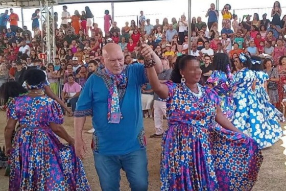 Prefeito Jacob André Brinsgken, dançando durante a Festança Vila Bela 2024.