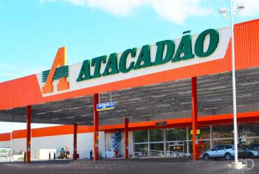 Bandidos invadem supermercado, rendem seguranças e arrombam cofres 