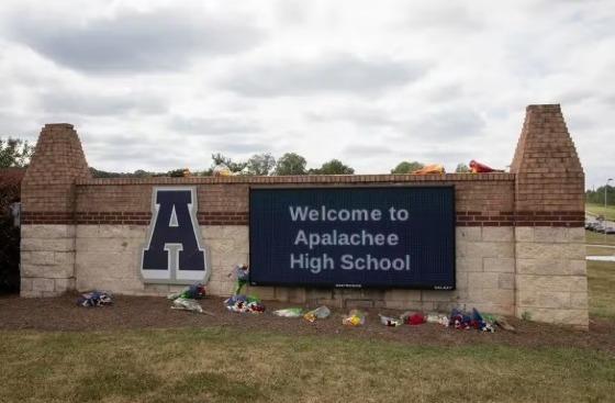 Um memorial do lado de fora da Apalachee High School em Winder, Geórgia, na quinta-feira — Foto: Amanda Kathleen Greene para o The New York Times