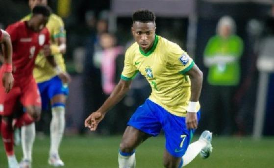 Vini Jr em ação pela Seleção Brasileira contra o Equador (Foto: Jhony Pinho/AGIF)