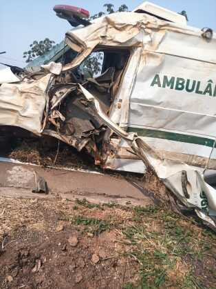 Ambulância capota na BR-364 e quatro ficam feridos em Juscimeira