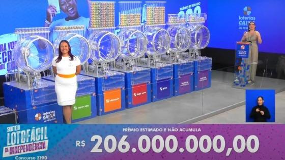 Sorteio aconteceu às 20h desta segunda-feira (9) (Foto: YouTube Caixa, Reprodução)