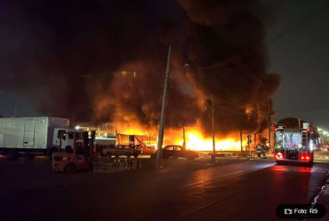 Incêndio de grandes proporções atinge prédio comercial em MT; vídeo