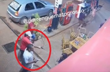 Irmãos matam desafeto na frente do filho em posto; vídeo mostra crime