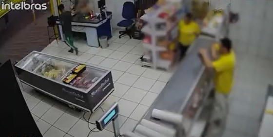 Homem furta carne e refrigerante à luz do dia em açougue em Cuiabá