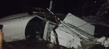 Avião com 4 pessoas tem pane em motor e faz pouso forçado numa mata em Cuiabá; vídeo