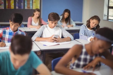 Estado propõe proibir celulares com alunos em salas de aula