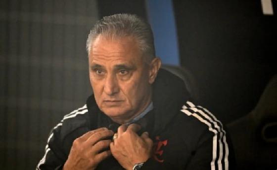 O técnico do Flamengo, Tite, observa a partida de volta das quartas de final da Copa Libertadores entre o Peñarol do Uruguai e o Flamengo do Brasil, no estádio Campeon del Siglo, em Montevidéu, em 26 de setembro de 2024. (Foto de Eitan ABRAMOVICH / A