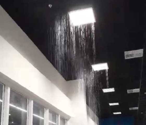 Saguão do Aeroporto de Sinop é alagado após forte chuva