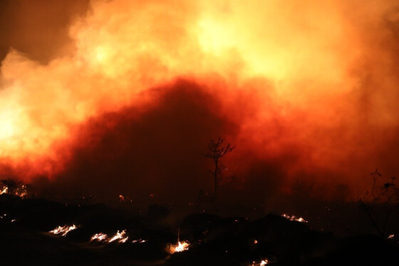 Incêndio atinge paredões do Portão do Inferno e se aproxima de rodovia