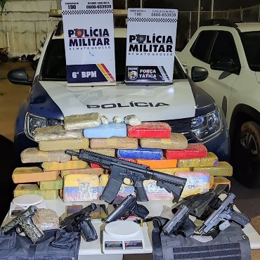 PM desarticula quadrilha e apreende fuzil, pistolas e 34 tabletes de drogas