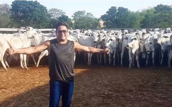 O cantor Leonardo, à frente da criação de gado, na Fazenda Talismã, em Jussara, em Goiás — Foto: Reprodução/Instagram