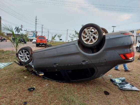 Carro capota após batida em cruzamento