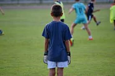 Professor de futebol é procurado por estuprar alunos de projeto social