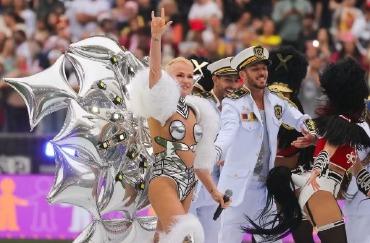 Xuxa faz show no intervalo do Futebol da Esperança com nave, paquitas e hits