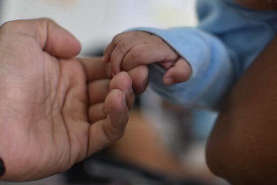 Mulher leva criança de 9 meses a bar, 