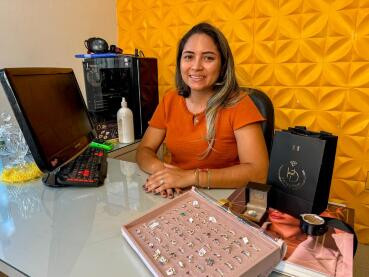 Artesã compra máquinas, se especializa e cria oficina de joias com crédito