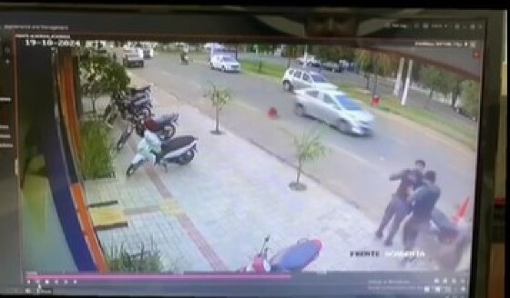 Motociclista e garupa ficam feridos em acidente com viatura; vídeo