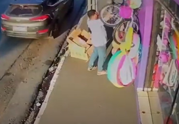 Homem é flagrado furtando bicicleta infantil em loja de Cuiabá; vídeo