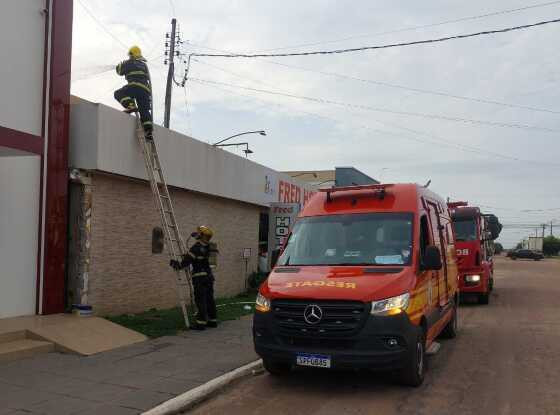 Fogo destrói depósito de hotel em Cuiabá