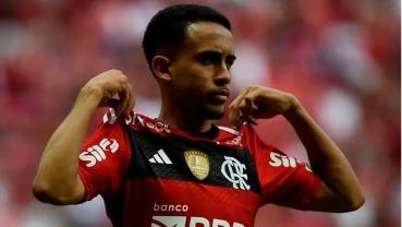 Jogador do Flamengo é flagrado com amante em banheira de motel