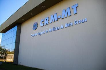 CRM-MT abre investigação contra alergista que empurrou esposa da escada