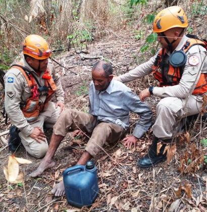 Bombeiros encontram idoso desaparecido na mata de Chapada